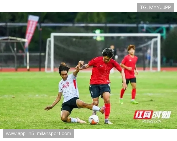 足球场上的英勇瞬间:倒地铲球赢得全场掌声 足球场上的英勇瞬间:倒地铲球赢得全场掌声