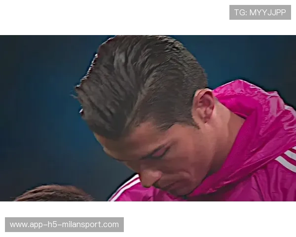 阿贾克斯盯C罗式头球武器：足球场上的空中霸主