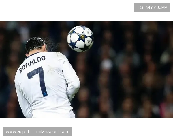 阿贾克斯盯C罗式头球武器：足球场上的空中霸主